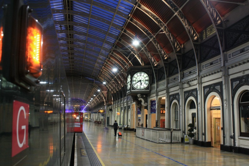 Estação Paddington no início da manhã, foto de Helen Earley