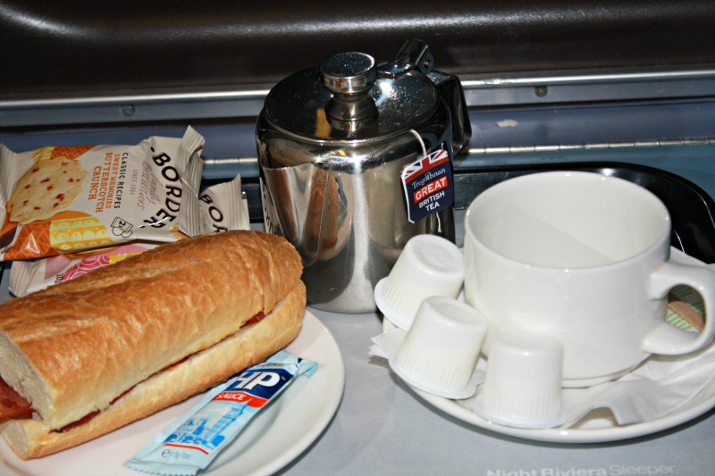 Bacon bap y taza de té en el First Great Western Night Riviera Service desde Cornwall hasta Paddington Sleeper Train, foto de Helen Earley