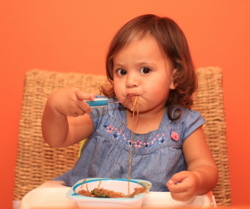 Cuisine coréenne avec des enfants GIRL EATING JAPCHAE crédit photo Adán Cano Cabrera