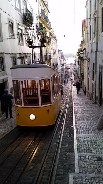 Muitas linhas de bonde ajudam os visitantes e moradores a navegar pelas colinas de Lisboa - foto Debra Smith