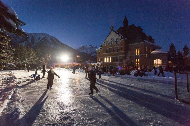 非滑雪、滑雪假期指南 - Fernie Courthouse 的户外溜冰场照片来源：Tourism Fernie