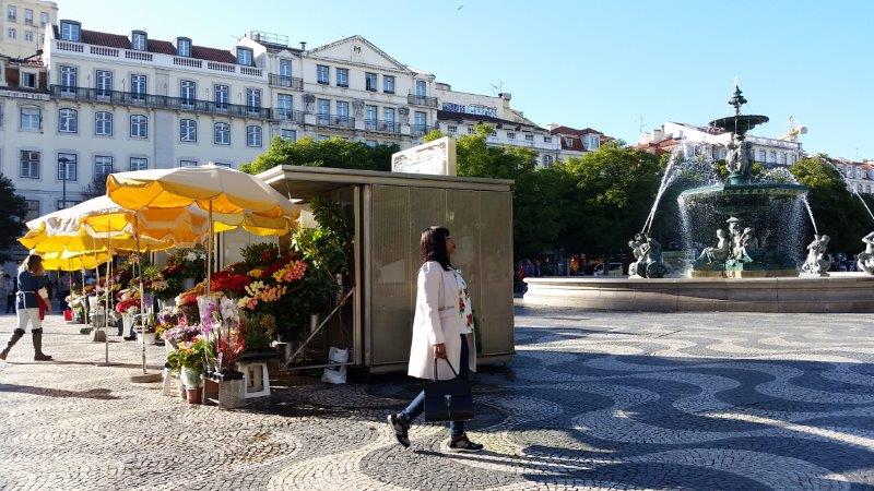 Der Rossio-Platz ist voller Springbrunnen und Blumen - Foto Debra Smith