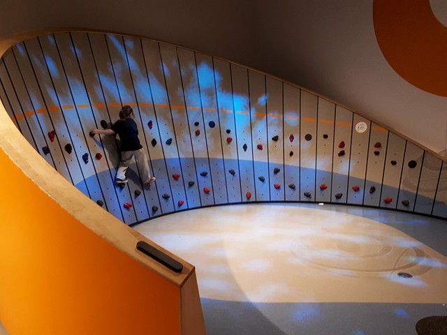 Divertido muro de escalada en el Museo de Ciencia y Tecnología de Ottawa - Crédito de la foto Sabrina Pirillo