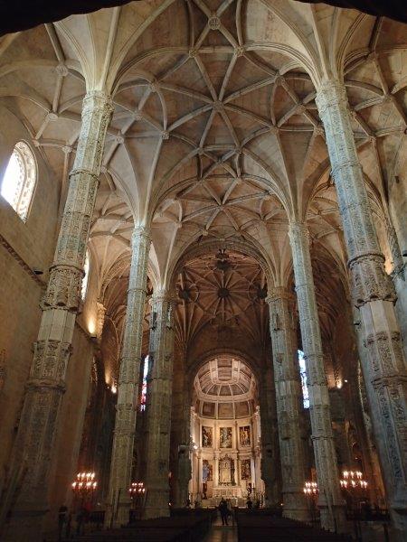 Jeronimos Monastery의 섬세한 기둥 - 사진 Debra Smith