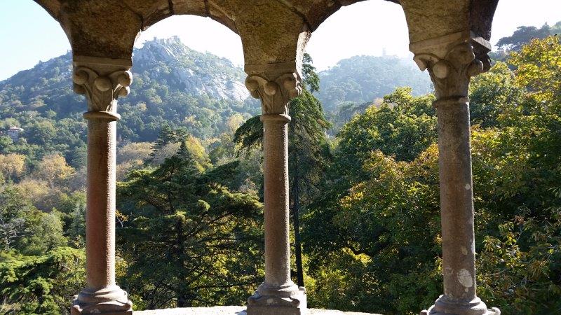 Hay castillos en casi todas las colinas alrededor de Sintra - foto Debra Smith