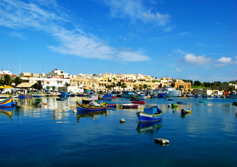 Visitando Malta: barcos de pesca malteses chamados luzzu