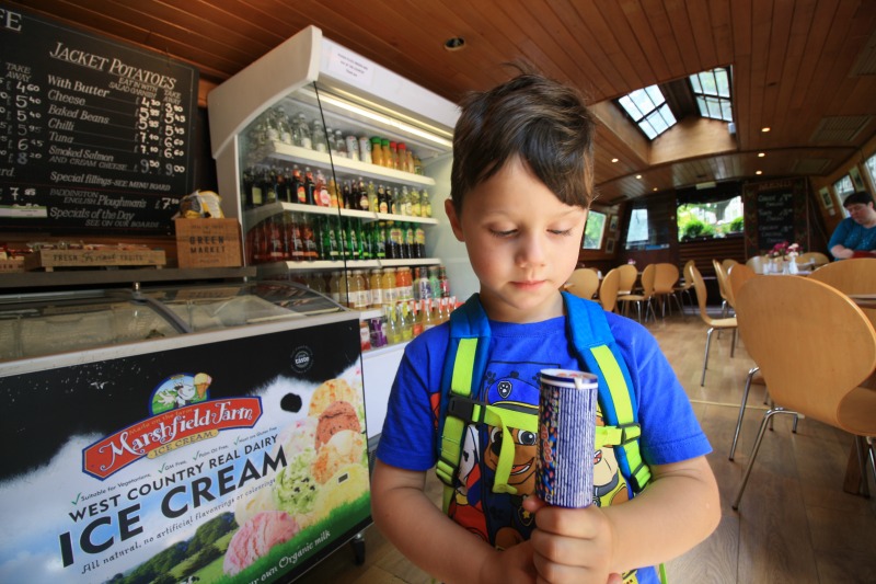 Michael kauft ein Eis am Stiel im Waterside Cafe in Little Venice, Foto von Helen Earley