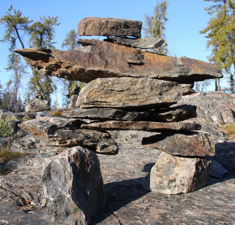 Le Nord canadien - Inukshuk aux chutes Cameron - Photo : JS Dinham