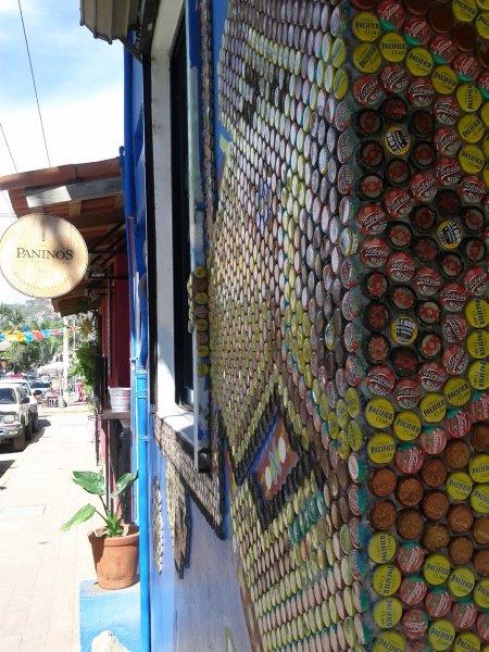 Sayulita - Pared de tapas de botellas de Panino Crédito de la foto Debra Smith