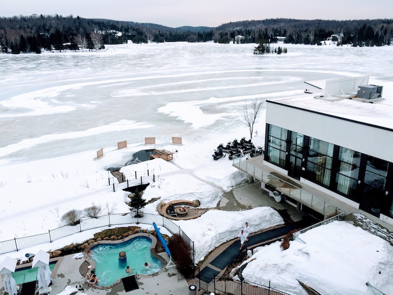 Balneario frente al lago Esterel en Quebec