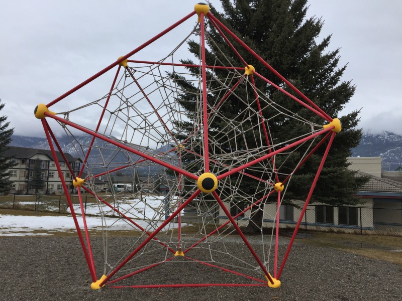 Invermere Lions Park estructura de escalada de cuerda