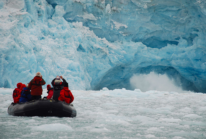 Svalbard Tourists Glacier Photo Credit Woodwalker By Woodwalker（自己的作品）[CC BY-SA 3.0 (https://creativecommons.org/licenses/by-sa/3.0)]，来自 Wikimedia Commons