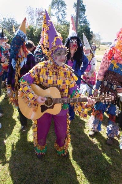 Путеводитель по Марди Гра в Лафайете: фестиваль Eunice L'il Mardi Gras может похвастаться яркими костюмами и детской охотой за курицей - фото Philip Gould Lafayette Travel