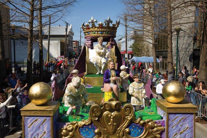 The Lafayette Mardi Gras Guide – Der König-Gabriel-Wagen zieht eine Menschenmenge in Lafayette an – Foto Philip Gould Lafayette Travel