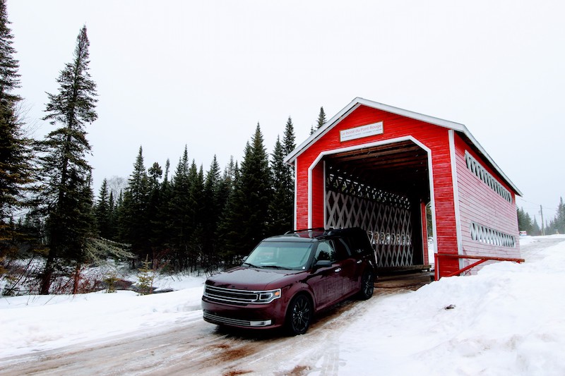 Schöne überdachte Brücke in Laurentians Quebec