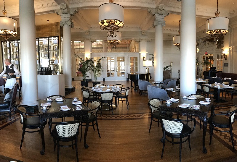 Luftig, elegant und luxuriös – die Lobby Lounge ist seit vielen Jahren der Schauplatz für Tea at the Empress.