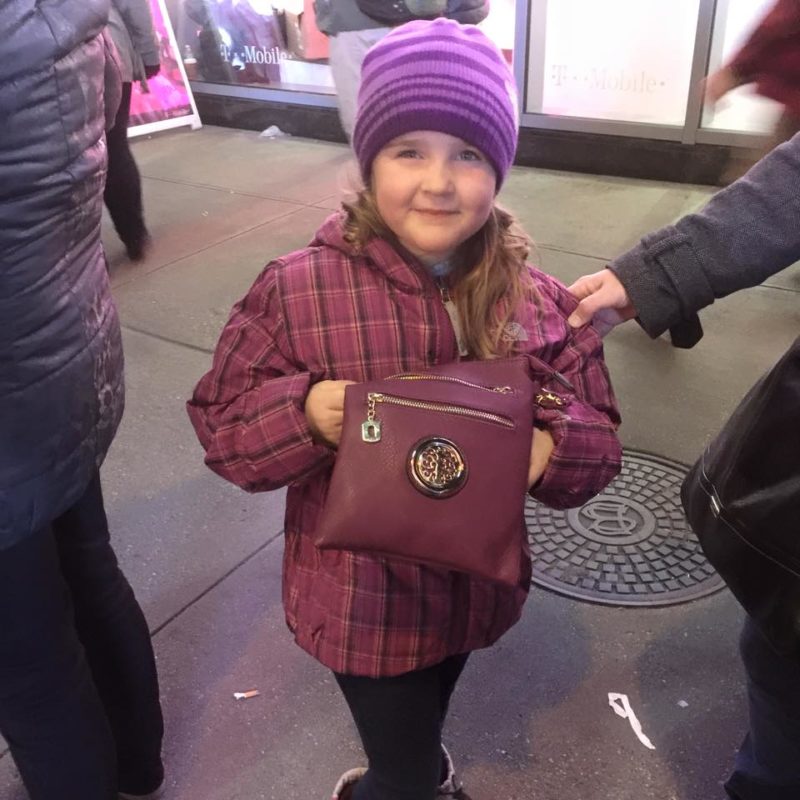 Après de sérieux marchandages dans la rue, la bourse violette a été achetée ! Photo Paige McEachren