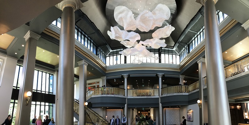 Die neue Lobby des Empress, natürlich in Grautönen gehalten, gekrönt von der schillernden „Twill Flower“, einem sechs Meter hohen, 250,000 Kristallen maßgefertigten Kronleuchter.