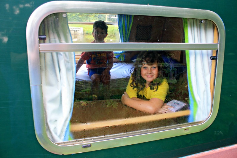 Ist Ihre Familie bereit für einen britischen Hausbooturlaub? Fenster von Narrowboat