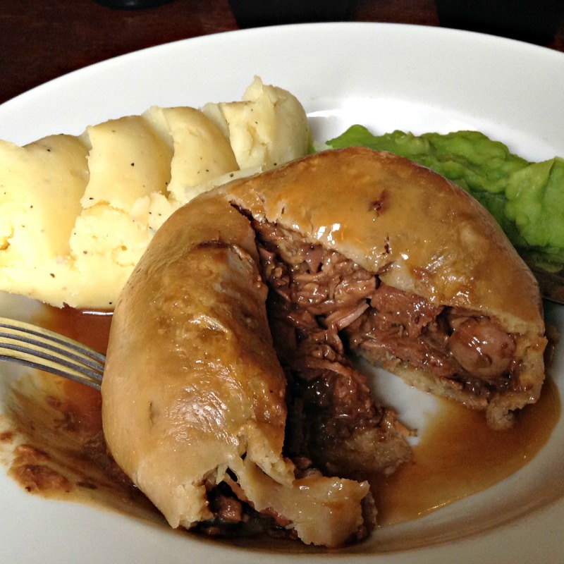 Steak and Ale Pie and Mash au Vale Inn, Bollington