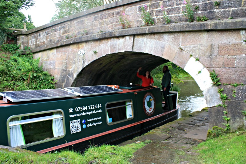 Helen Earley, écrivaine de voyage primée et super fille, agitant sous un pont quelque part dans le Cheshire