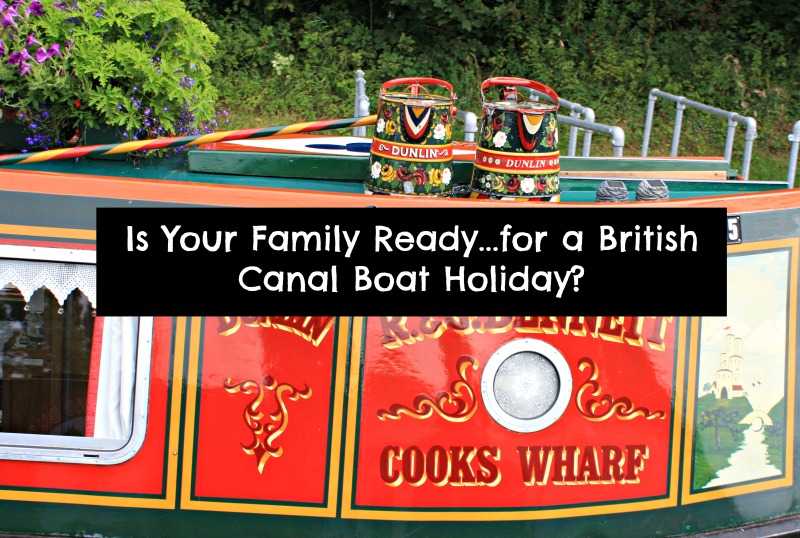 Ist Ihre Familie bereit für einen britischen Hausbooturlaub? Führen Sie Foto buntes schmales Boot