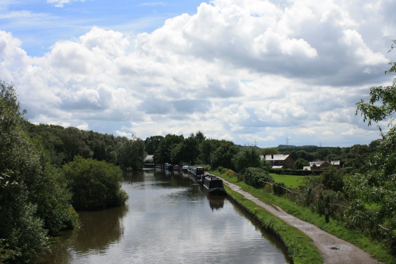 An alternative view of England - Is your family ready for a British canal boat holiday