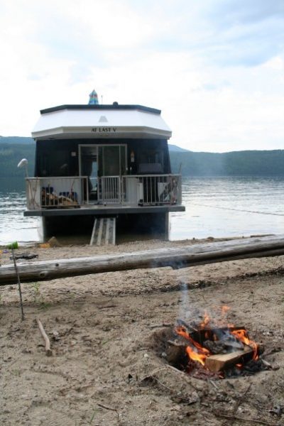 Terminez votre journée sur l'eau avec un feu sur la plage.