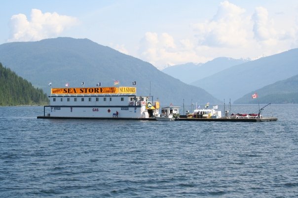 De nombreux lacs où la péniche est populaire ont un magasin au milieu où vous pouvez acheter des souvenirs, des sodas, du lait ou des collations.