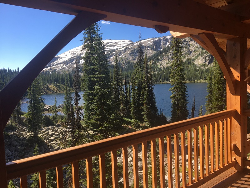 Hütten des Alpine Club of Canada – Blick vom Balkon der Kokanee Glacier Cabin Credit ACC Collection