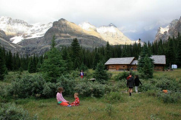 Alpine Club of Canada 숙박 시설은 가족에게 적합합니다. 사진 크레디트 Tanya Koob