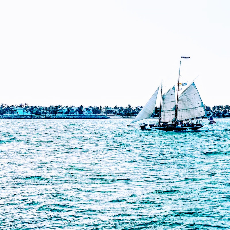 Segelboot, das am Mallory Square in den Sonnenuntergang schwimmt - Foto Sabrina Pirillo