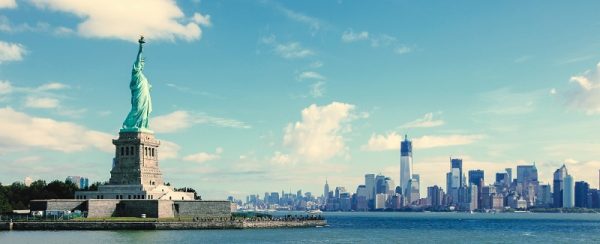 Panorama auf die Freiheitsstatue und die Skyline von Manhattan, New York City, Vereinigte Staaten