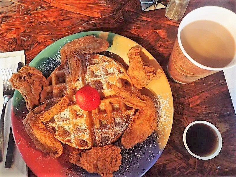 Houston Wings & Waffles en The Breakfast Klub - Foto Shelley Cameron McCarron