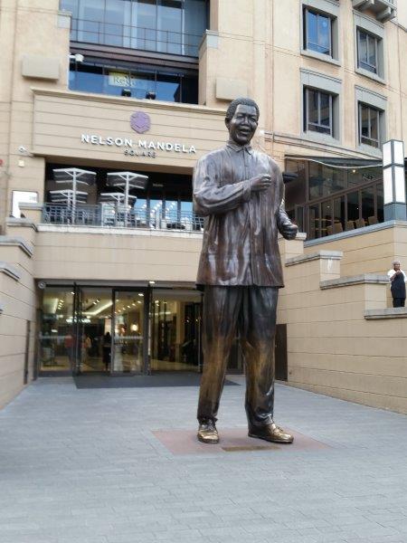 A primeira estátua do ex-presidente sul-africano Nelson Mandela em Joanesburgo - foto Debra Smith