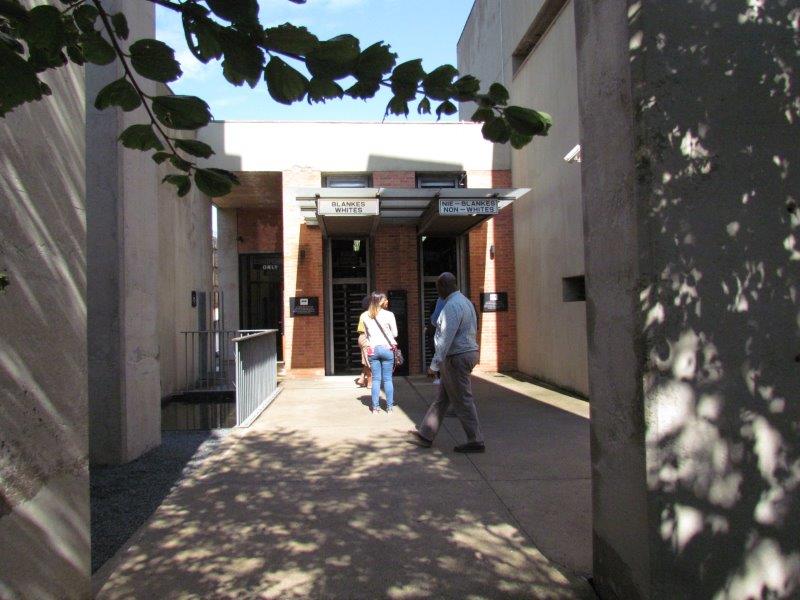 Der zum Nachdenken anregende Eingang zum Apartheid Museum in Johannesburg – Foto Debra Smith