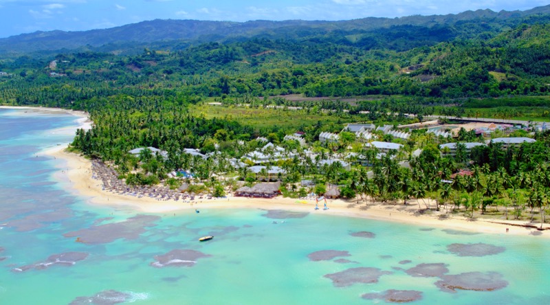 Grand Bahia Principe El Portillo 度假村和周围的海滩和郁郁葱葱的山丘的鸟瞰图。 照片来源巴伊亚普林西比