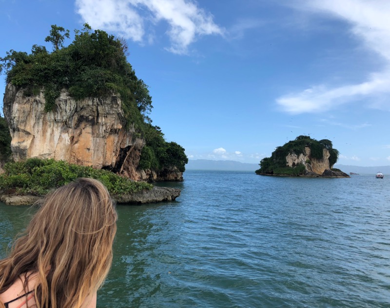 Passeio de barco ao Parque Nacional Los Haitises em Samana, República Dominicana. Crédito da foto Ivan Quintanilla