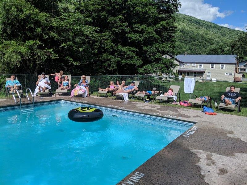 Está aberto! Festa na piscina nas montanhas - Foto Leah Whitehead