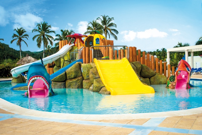 オールインクルーシブのグランドバイアプリンシペエルポルティージョリゾートの子供用プールとウォーターパーク。 写真提供者BahiaPrincipe