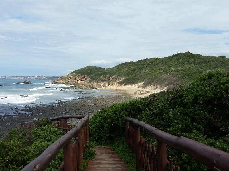 Cabo Oriental de Sudáfrica: el Océano Índico toca el punto Nahoon donde se encontraron las huellas más antiguas del mundo - foto Debra Smith