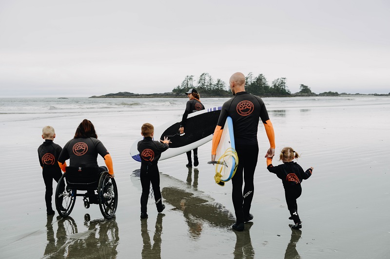 Famille Darnell surfant à Tofino Bracey Photography