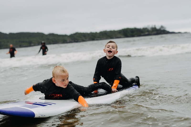 Família surfando em Tofino Bracey Photography