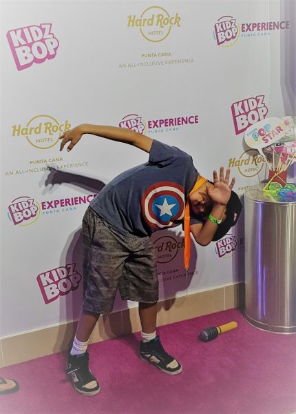 Kidz Bop Experience Hard RockPuntaCana-ピンクのカーペットの上でパパラッチを少し軽くたたく