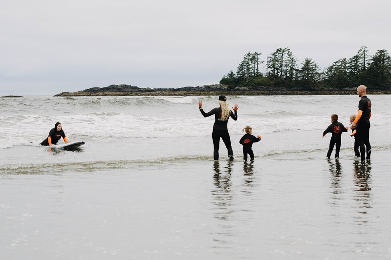 Maman surfant sur les vagues à Tofino Bracey Photography