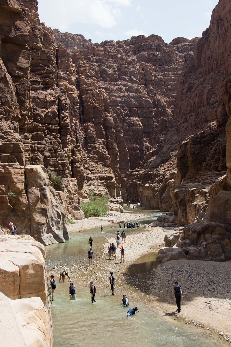 A entrada para o Mujib Canyon na Jordânia - Paula Worthington