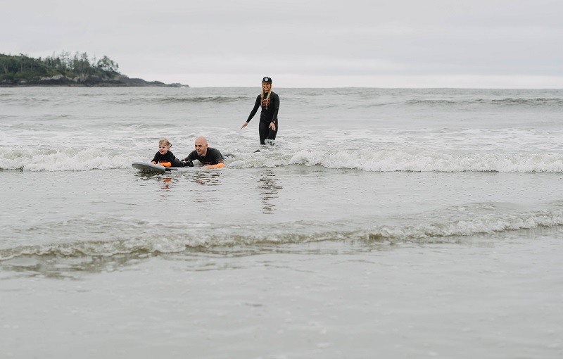 Tofino Familia Surfeando Fotografía Bracey