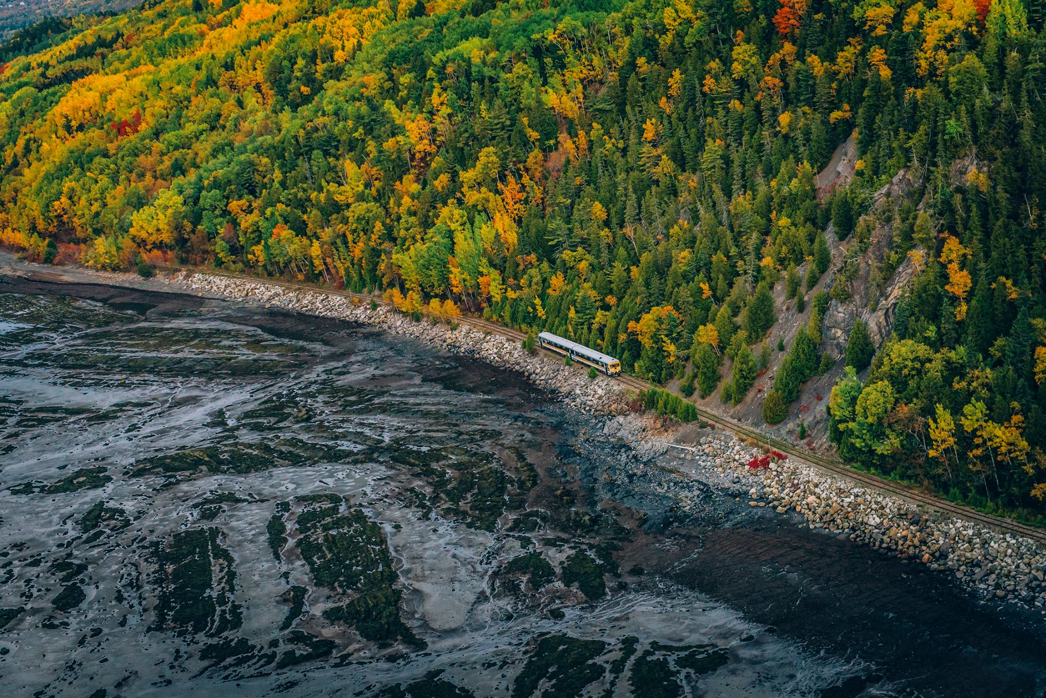 Train de Charlevoix - туристический поезд, следующий из Квебека через регион Шарлевуа.