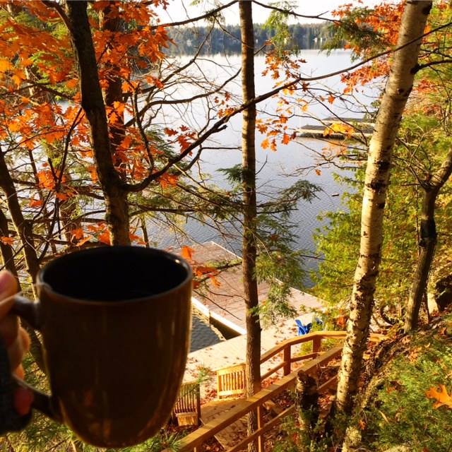 Vista del muelle en Cliff Bay House. Foto cortesía de Muskoka Soul