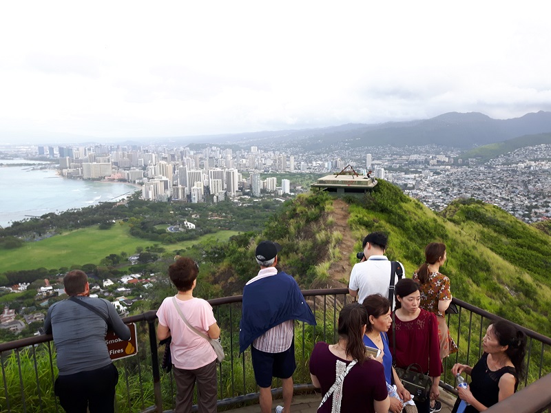 다이아몬드 헤드 주립 기념비(Diamond Head State Monument) 정상에 오르면 이와 같은 전망을 즐길 수 있습니다. - 사진 Debra Smtih